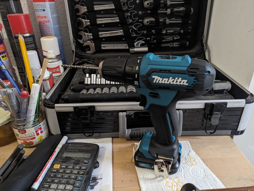 Makita DF333DSAE Akkuschrauber vor dem Werkzeugkoffer