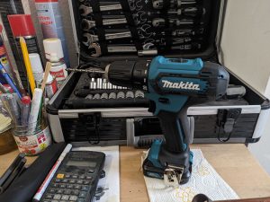 Makita DF333DSAE Akkuschrauber vor dem Werkzeugkoffer