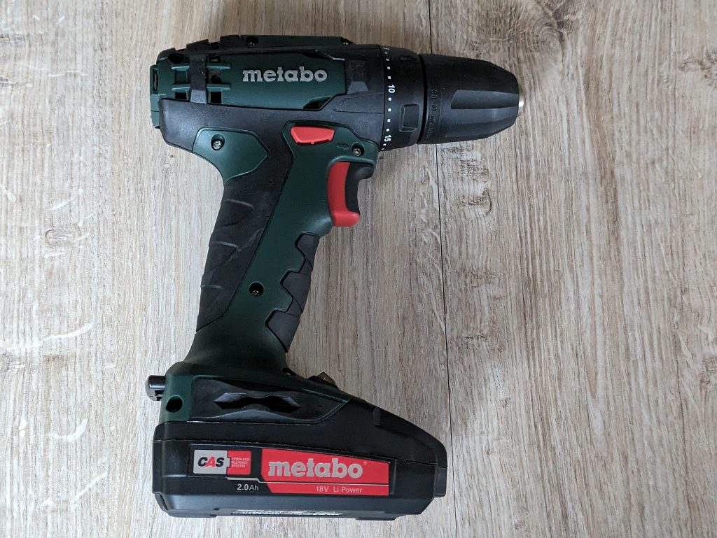 Metabo BS 18 Akku-Bohrschrauber von vorne, nach rechts ausgerichtet