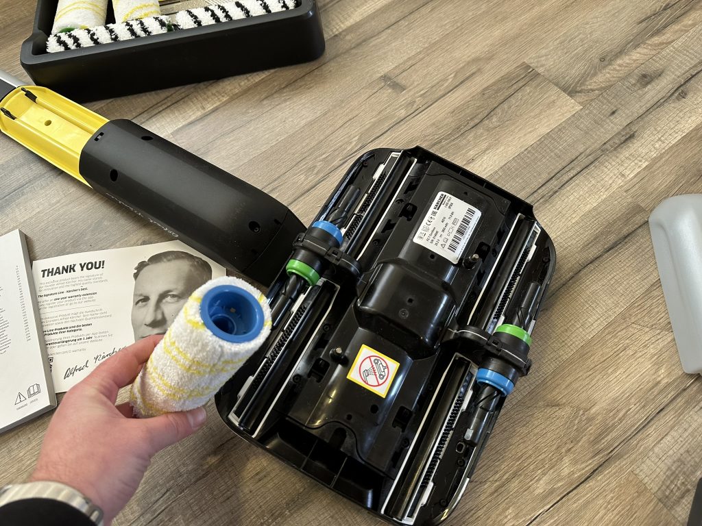 Montage der Rollen des Kärcher FC7 Cordless Extra Hartbodenreinigers