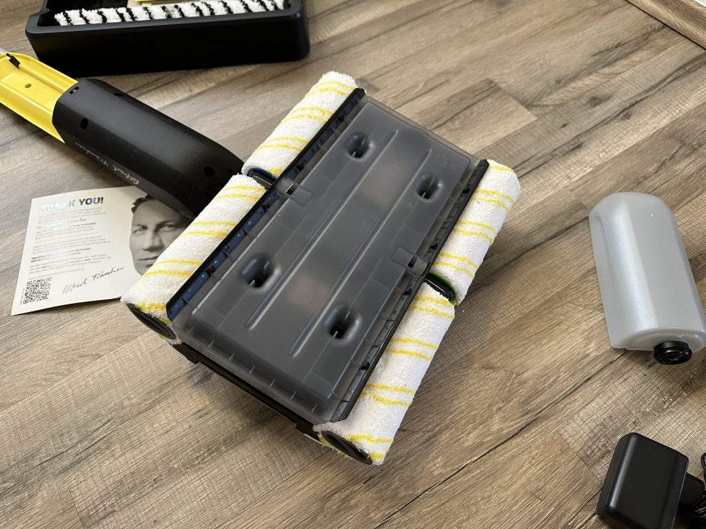 Montierter Kärcher FC7 Cordless Extra Hartbodenreiniger von der Unterseite