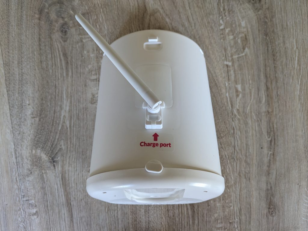 NETVUE Birdfy Wildkamera von hinten mit geschlossenen Ladeanschluss