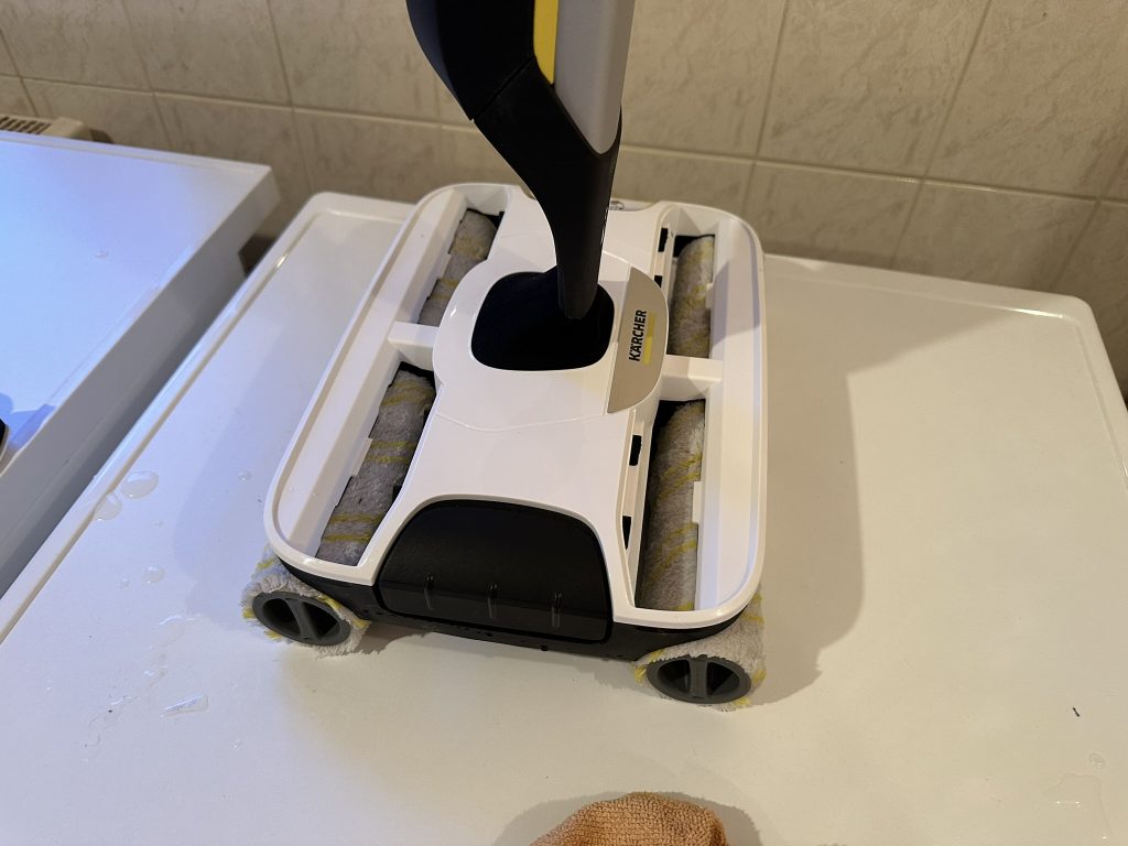 Nasse Rollen des Kärcher FC7 Cordless Extra Hartbodenreinigers