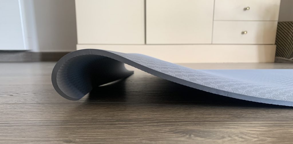 Oak & Tea Yogamatte auseinandergerollt mit aufgerollter Seite