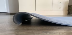 Oak & Tea Yogamatte auseinandergerollt mit aufgerollter Seite