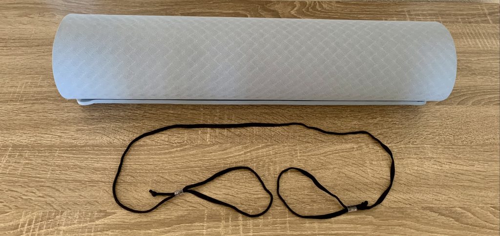 Oak & Tea Yogamatte mit aufgerolltem Tragegurt