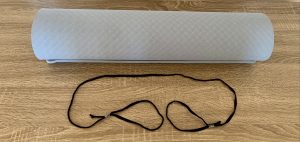 Oak & Tea Yogamatte mit aufgerolltem Tragegurt