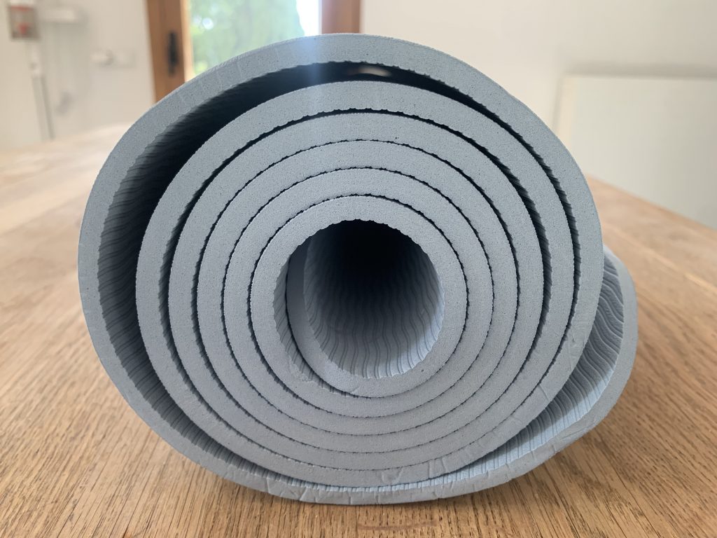 Oak & Tea Yogamatte zusammengerollt