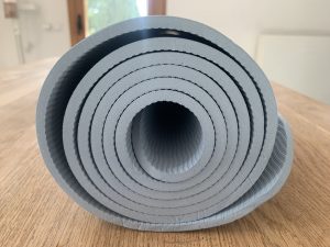 Oak & Tea Yogamatte zusammengerollt