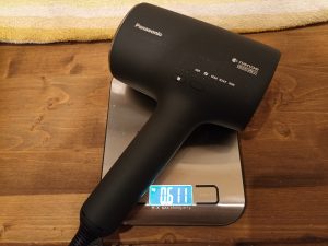 Panasonic EH-NAOJ Haartrockner, auf der Waage