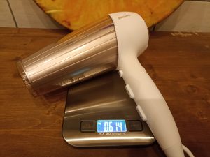 Philips DryCare Prestige HP828000 Haartrockner, auf der Waage