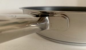RÖSLE Elegance beschichtete Pfanne Nahaufnahme Griffbefestigung