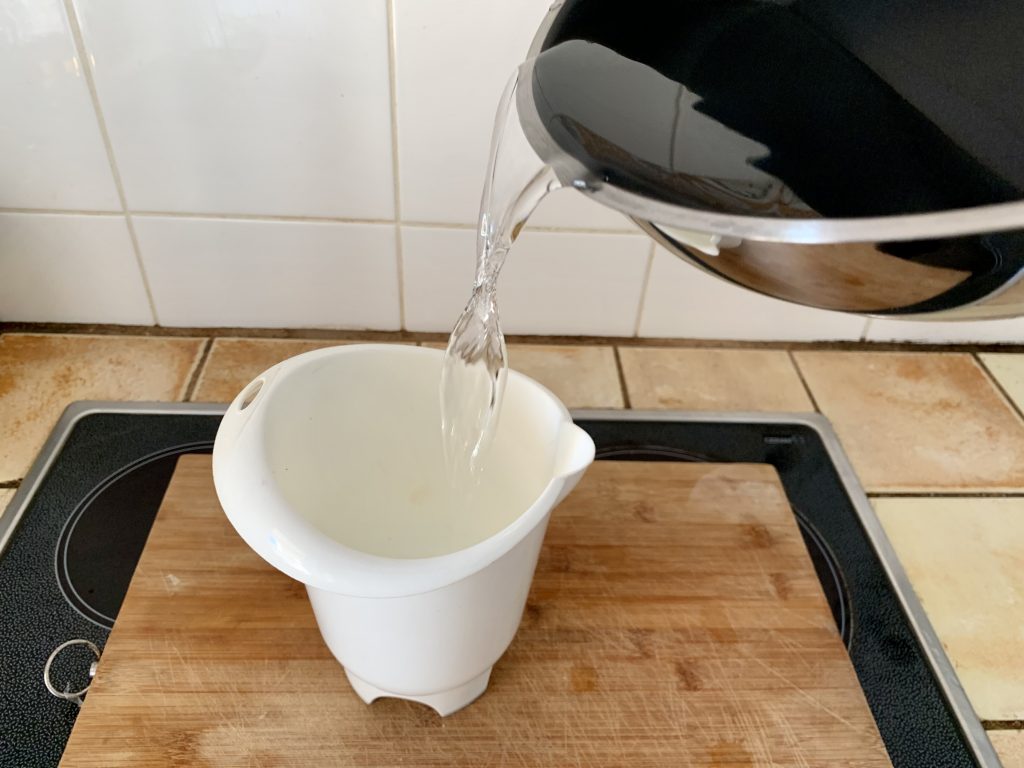 RÖSLE Elegance beschichtete Pfanne beim Ausgießen von Flüssigkeiten