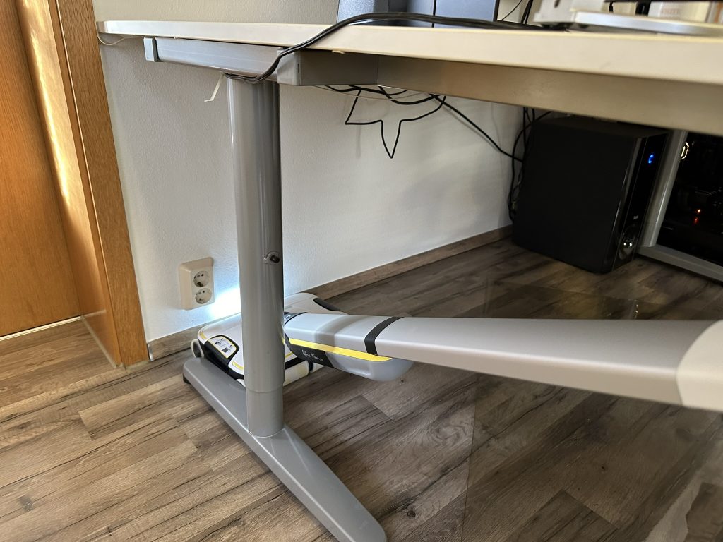 Reinigung des Kärcher FC7 Cordless Extra Hartbodenreiniger s unter einem Tisch