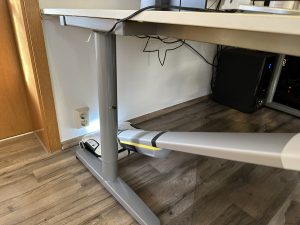 Reinigung des Kärcher FC7 Cordless Extra Hartbodenreiniger s unter einem Tisch
