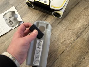 Reinigungsmitteltank des Kärcher FC7 Cordless Extra Hartbodenreiniger mit geöffneten Verschluss