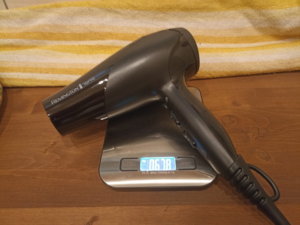 Remington D3198 Haartrockner, auf der Waage