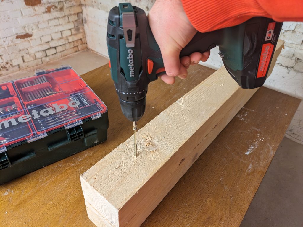 Schrauben versenken mit dem Metabo BS 18 Akku-Bohrschrauber