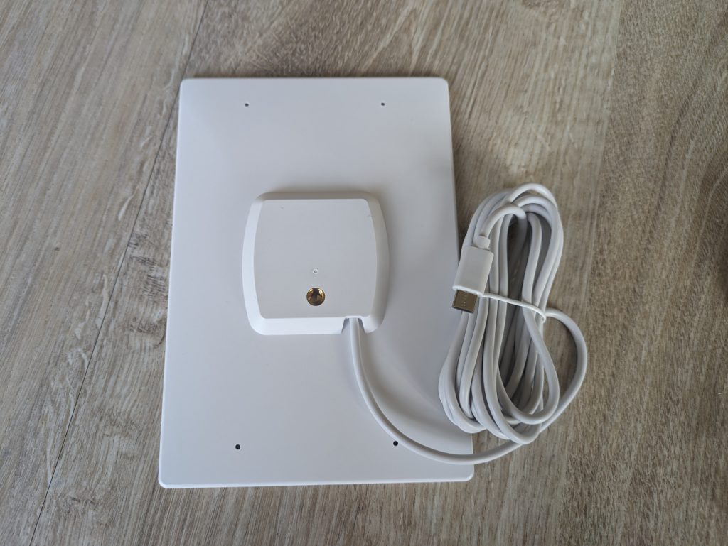 Solarpanel der NETVUE Birdfy Wildkamera von hinten