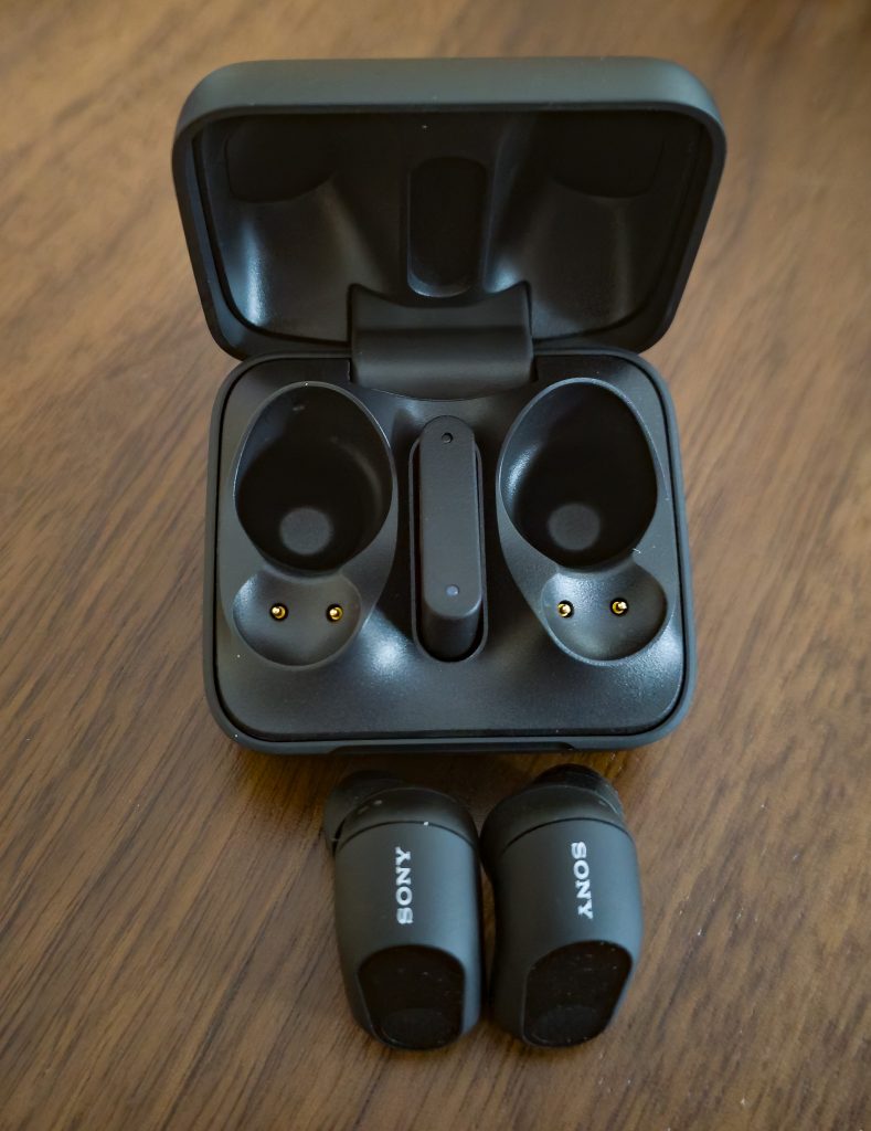 Sony INZONE Buds In-Ear-Gaming-Headset aus der Ladebox genommen