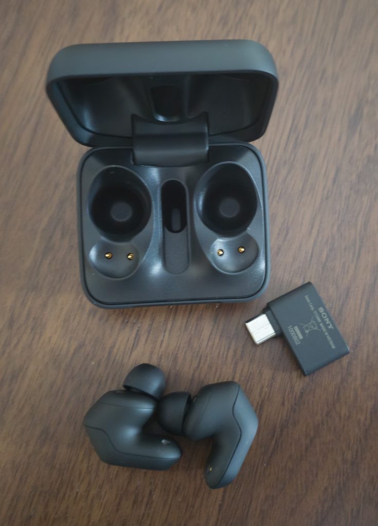 Sony INZONE Buds In-Ear-Gaming-Headset vor dem Ladecase