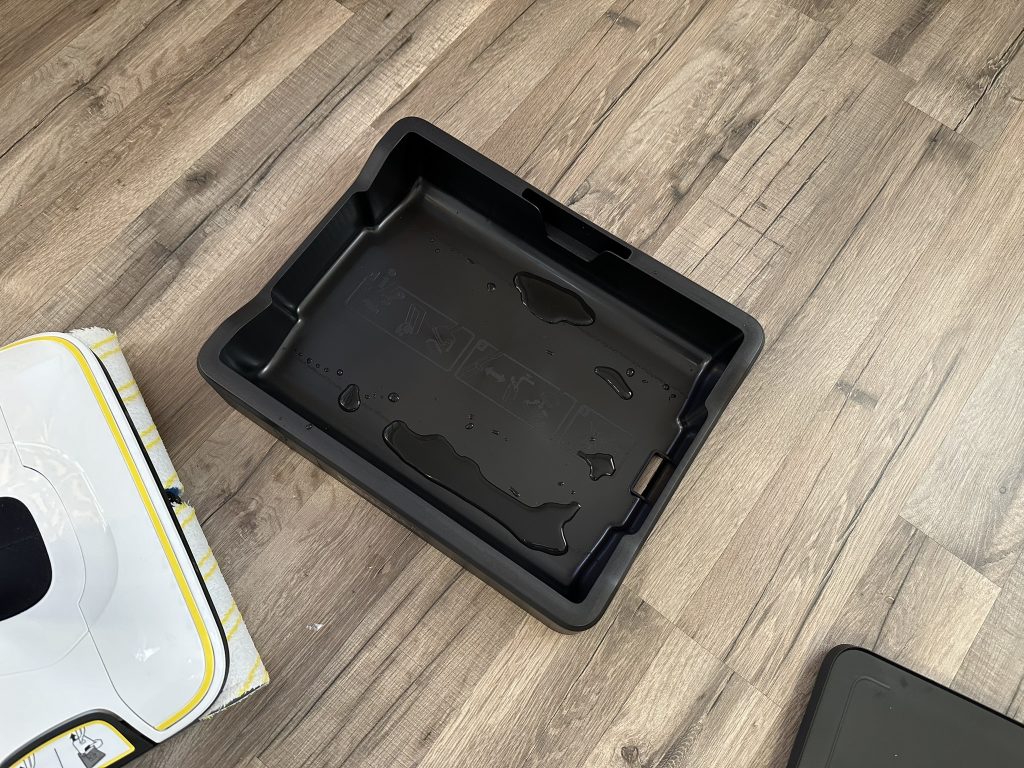 Station des Kärcher FC7 Cordless Extra Hartbodenreinigers mit Wasser