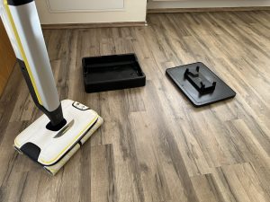 Stationen des Kärcher FC7 Cordless Extra Hartbodenreinigers von vorne