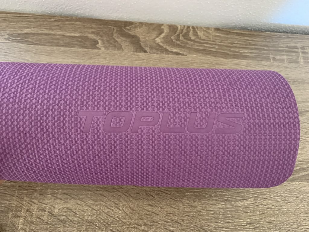 TOPLUS-Yogamatte Nahaufnahme Logo auf der Matte