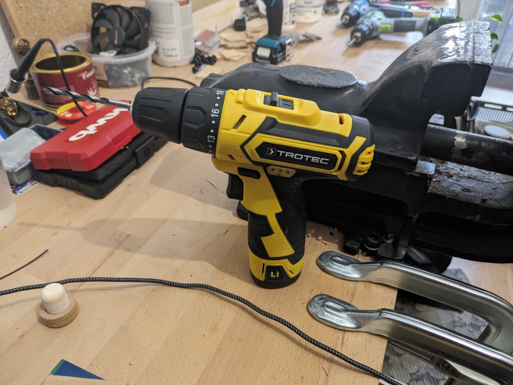 TROTEC PSCS 11-12V Akkuschrauber vor dem Schraubstock