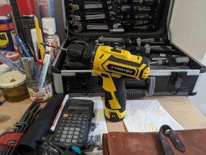TROTEC PSCS 11-12V Akkuschrauber vor dem Werkzeugkoffer