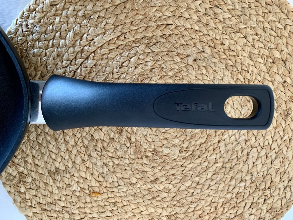 Tefal C26770 Start’Easy Triangle beschichtete Dreieckspfanne Nahaufnahme Griff
