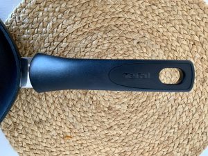 Tefal C26770 Start’Easy Triangle beschichtete Dreieckspfanne Nahaufnahme Griff