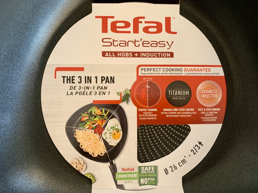 Tefal C26770 Start’Easy Triangle beschichtete Dreieckspfanne Nahaufnahme Produktinformationen Schutzkarton