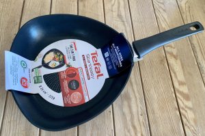 Tefal C26770 Start’Easy Triangle beschichtete Dreieckspfanne ausgepackt mit Schutzkarton