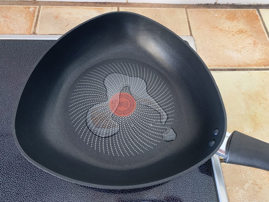 Tefal C26770 Start’Easy Triangle beschichtete Dreieckspfanne beim Erhitzen