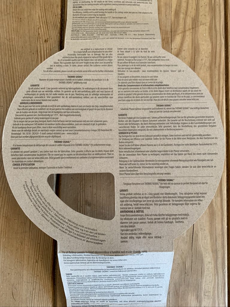 Tefal C26770 Start’Easy Triangle beschichtete Dreieckspfanne mehrsprachige Verbraucherhinweise Innenseite Schutzkarton