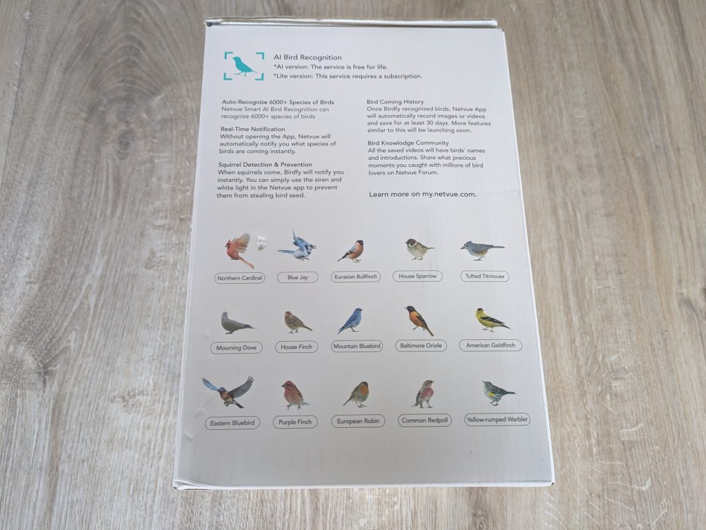 Verpackung der NETVUE Birdfy Wildkamera von der rechten Seite