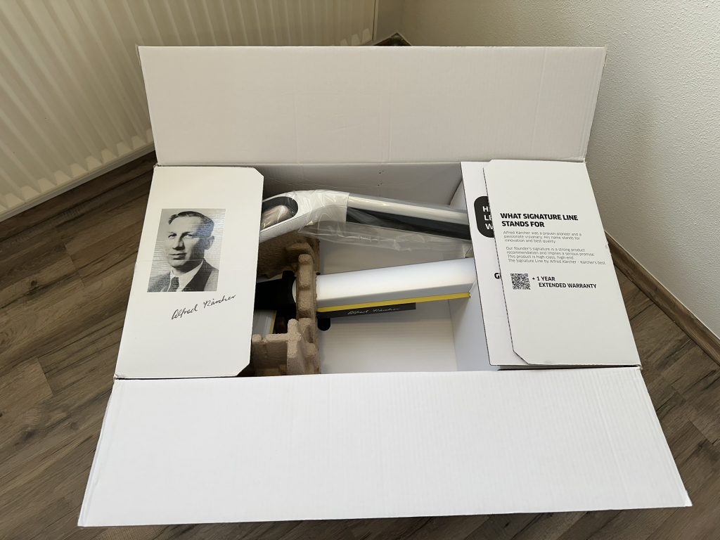 Verpackung des Kärcher FC7 Cordless Extra Hartbodenreinigers geöffnet, erstes Bild