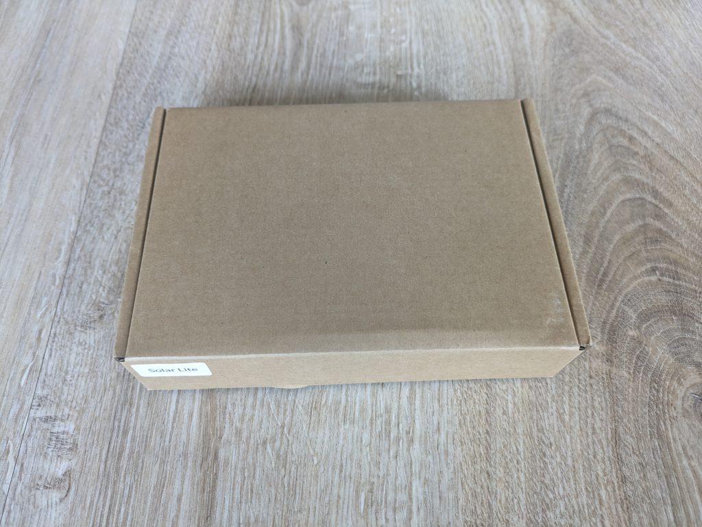 Verpackung des Solarpanels der NETVUE Birdfy Wildkamera