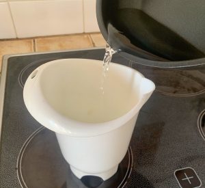 WMF Devil beschichtetes Pfannenset 24-Zentimeter-Pfanne beim Ausgießen von Flüssigkeiten