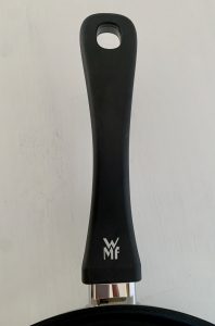 WMF Devil beschichtetes Pfannenset Nahaufnahme Griff 28-Zentimeter-Pfanne