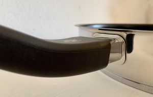 WMF Devil beschichtetes Pfannenset Nahaufnahme Griffbefestigung 28-Zentimeter-Pfanne