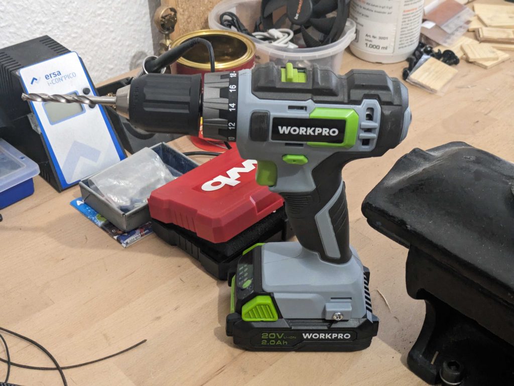 WORKPRO ‎W122039AU Akkuschrauber hinter dem Schraubstock