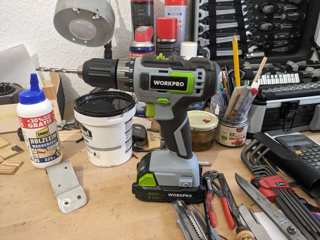 WORKPRO ‎W122039AU Akkuschrauber vor dem Koffer