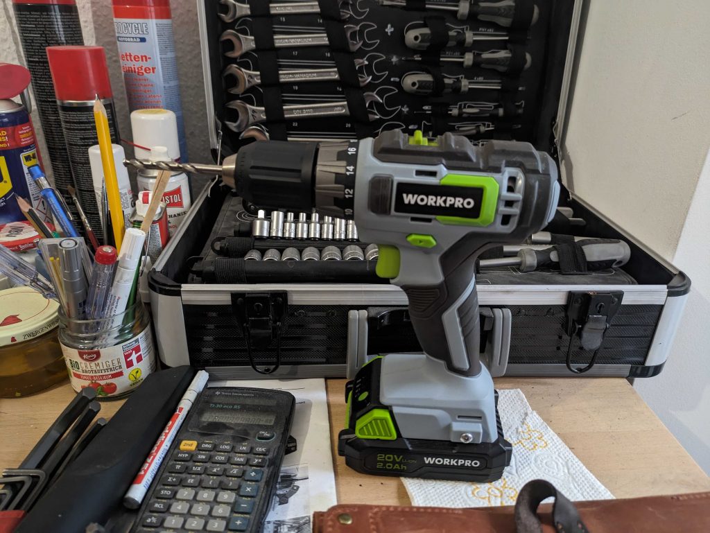 WORKPRO ‎W122039AU Akkuschrauber vor dem Werkzeugkoffer