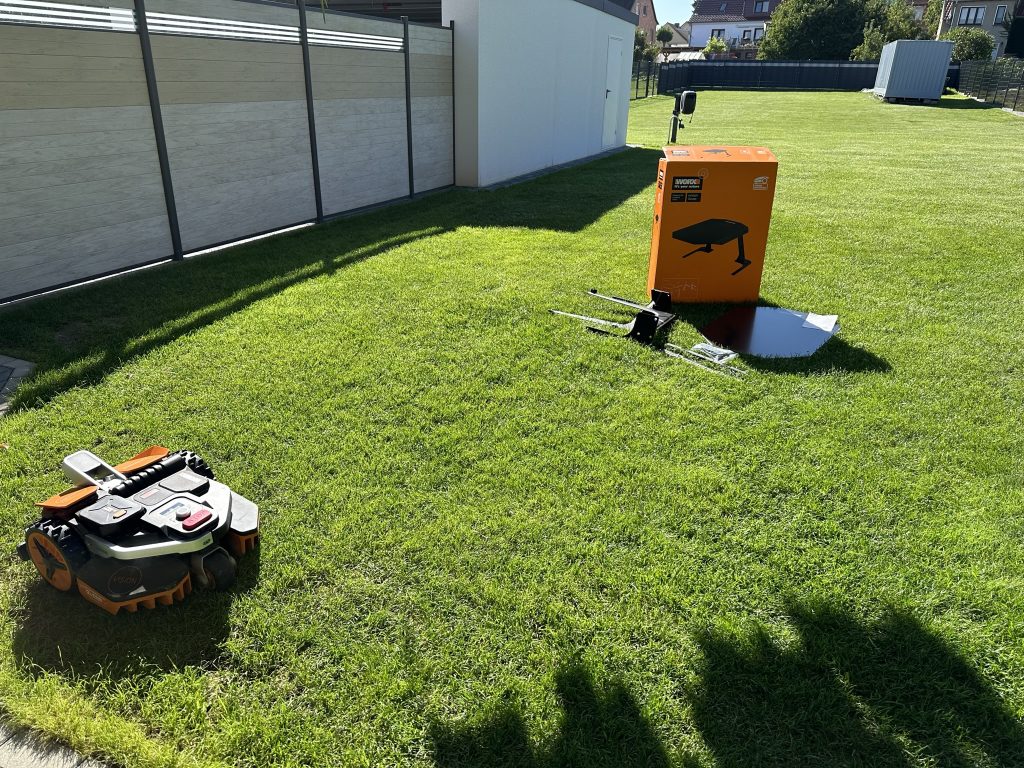 WORX WA0821 Mährobotergarage ausgepackt