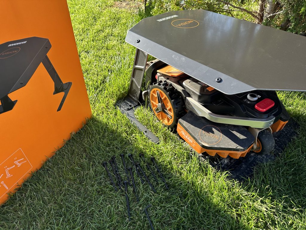 WORX WA0821 Mährobotergarage mit Mähroboter Nahansicht