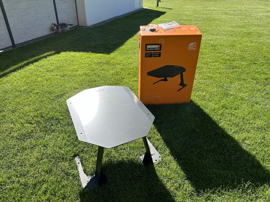 WORX WA0821 Mährobotergarage neben der Verpackung 1
