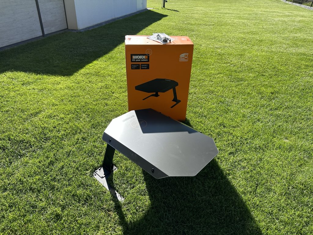 WORX WA0821 Mährobotergarage neben der Verpackung 2