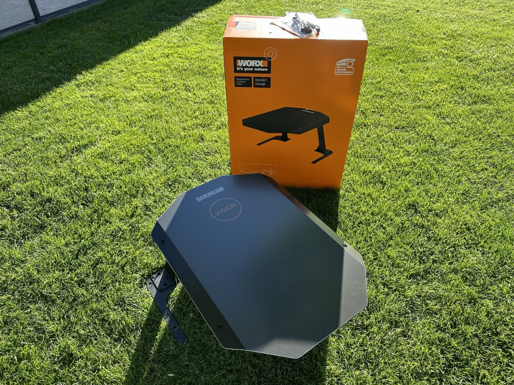 WORX WA0821 Mährobotergarage neben der Verpackung 3